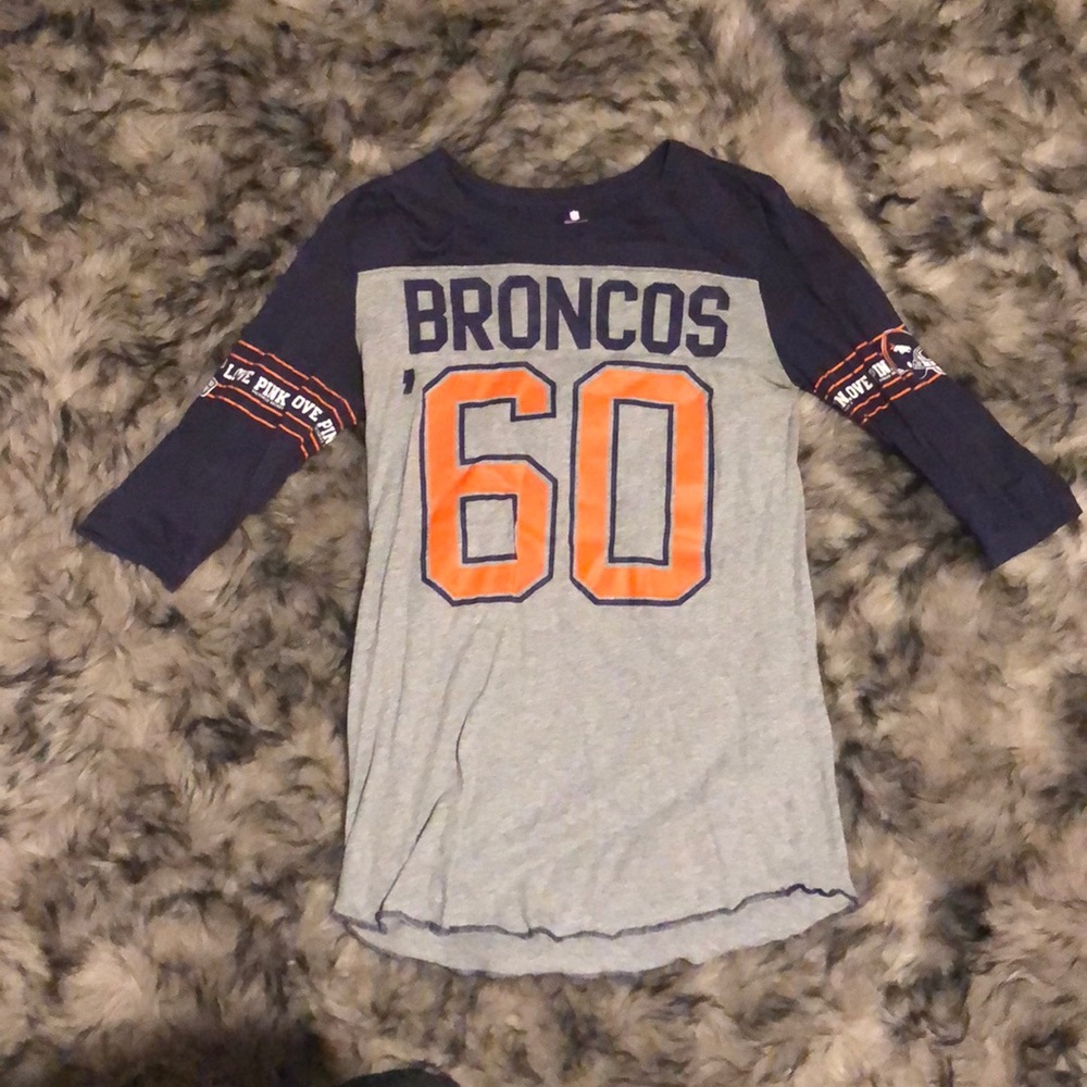3/4 long sleeve NFL Denver Broncos T-shirt.